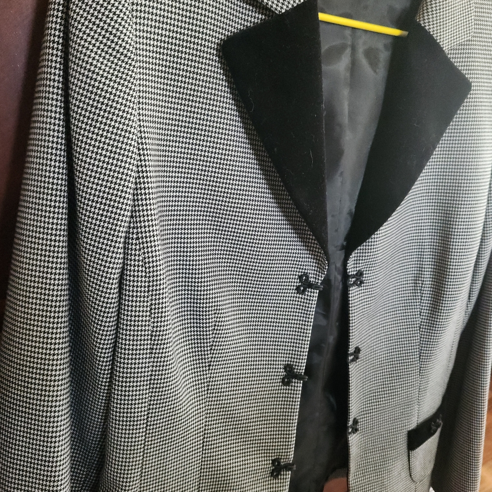 Chic Womens Houndstooth Blazer/ Jacket With Black Velvet Collar - Picture 2 of 6